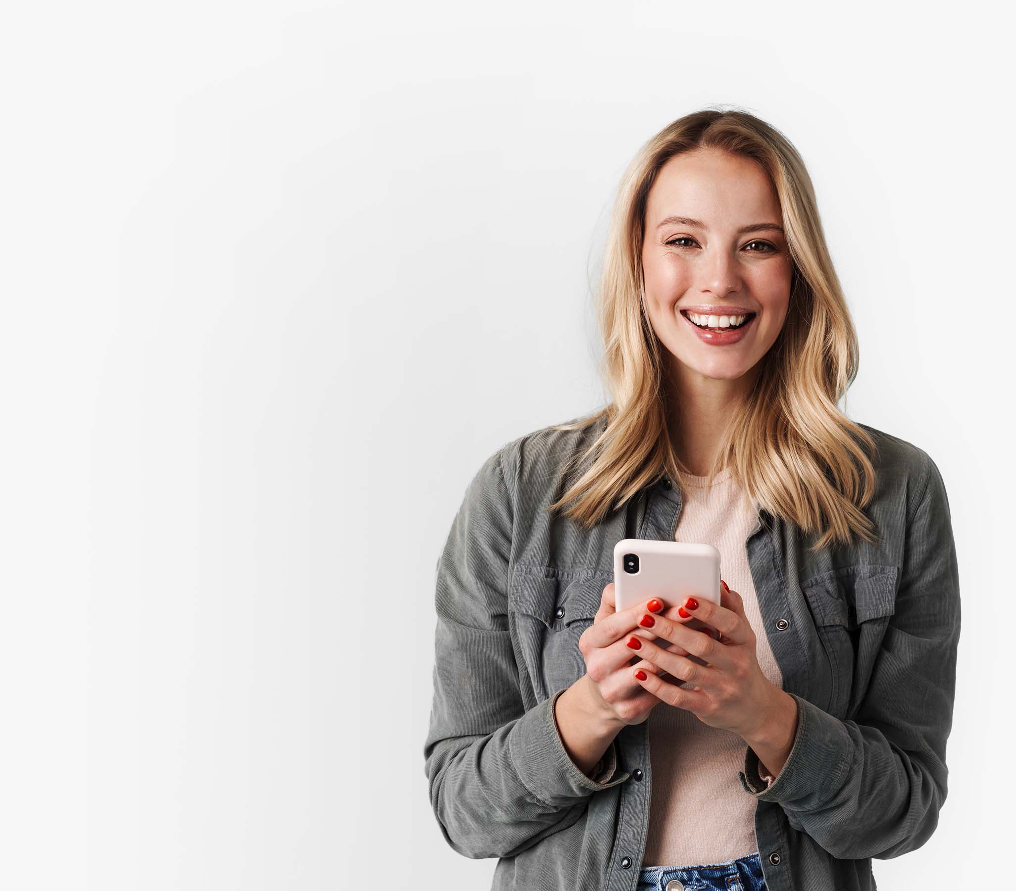 Mulher segurando um celular